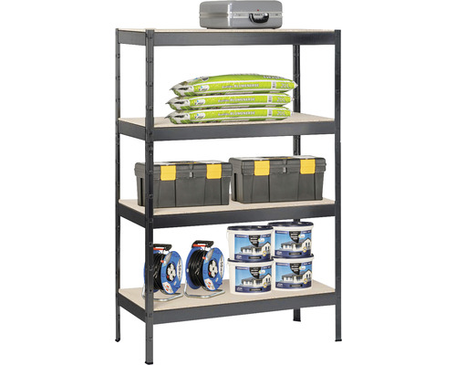 Regal mit vier Ebenen, gefüllt mit Werkzeugkasten, Farbdosen, Gartenerde und Kabeltrommeln