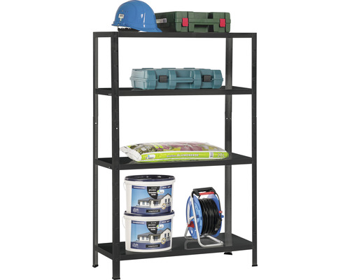 Étagère métallique noire à quatre niveaux, chargée de boîtes à outils, de terreau, de seaux de peinture, d''un enrouleur de câble et d''un casque de chantier
