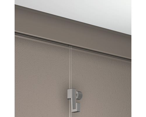 Gardinenschiene mit Befestigung an Wand und Decke