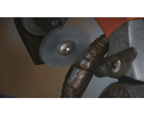 Nahaufnahme einer rotierenden Bürste, die an einem Metallrohr verwendet wird