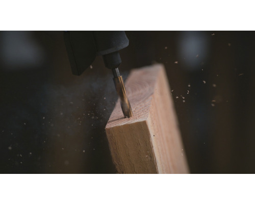 Outil Dremel perçant un morceau de bois