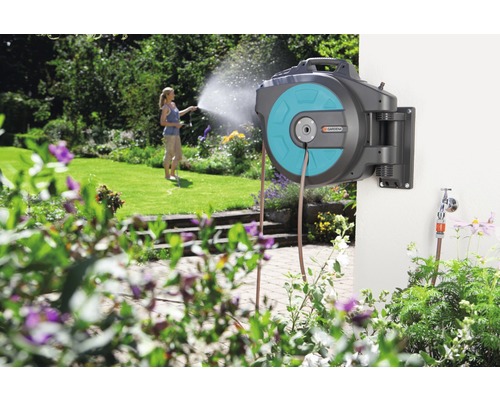 Gardena Wand-Schlauchbox mit Gartenschlauch im Garten