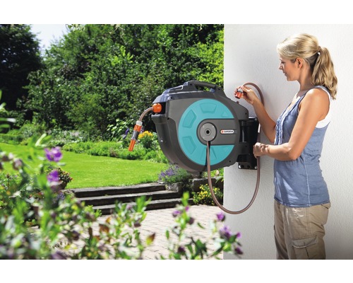 Gardena Wand-Schlauchbox mit Frau im Garten