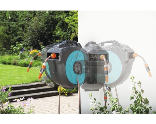 Gardena Schlauchbox mit Gartenschlauch im Garten