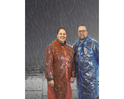Personen in Regenmänteln bei Regenwetter