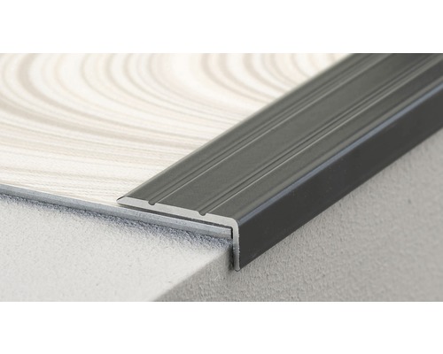 Profil d''arête d''escalier en métal sur une marche d''escalier