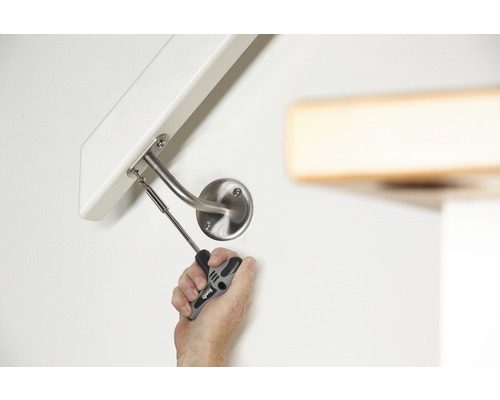 Montage eines Handlaufs mit Schraubendreher