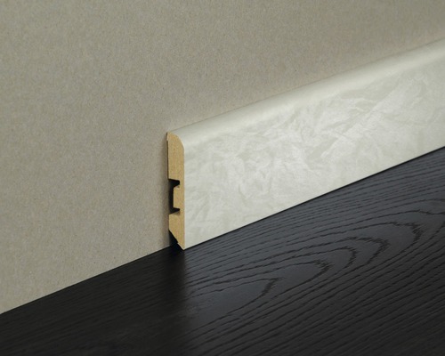 Plinthe en bois avec film décoratif sur mur et plancher en bois