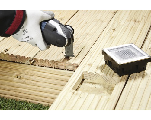 Outil oscillant coupant une planche de bois pour l''installation d''une lampe carrée