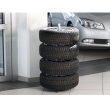 Pile de pneus avec quatre pneus d''hiver et jantes
