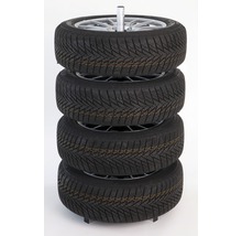Pile de pneus avec quatre pneus d''hiver et jantes