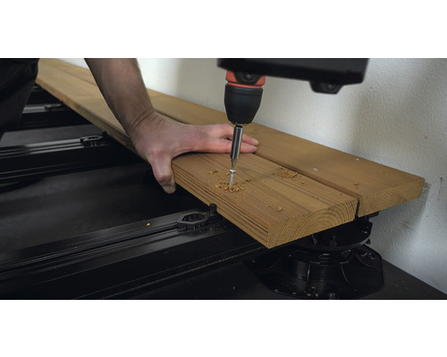 Construction de terrasse: Vis vissée dans une planche de bois