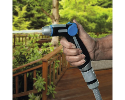 Eine Person hält einen Gartensprühkopf, aus dem Wasser kommt.