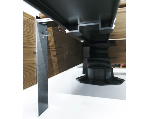 Vue détaillée d''une sous-structure de terrasse avec plot réglable, profilé en aluminium et vis