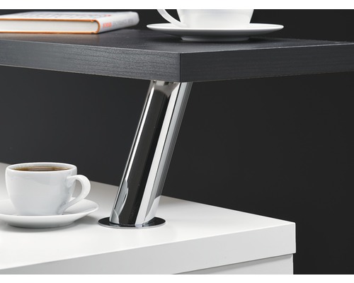 Gros plan sur une table avec un plateau noir et des pieds chromés