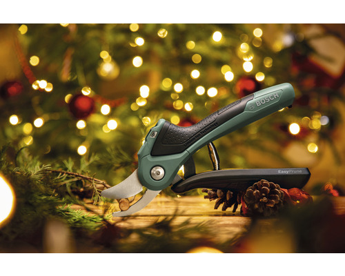 Bosch EasyPrune Akku Gartenschere vor weihnachtlichem Hintergrund