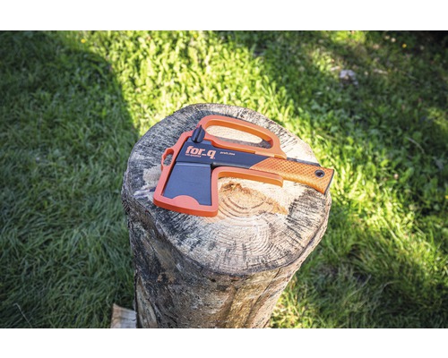 for.q Spaltaxt mit Klingenschutz auf einem Baumstumpf