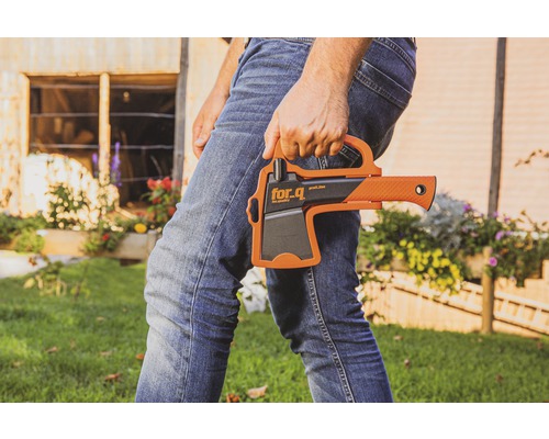 Person hält Axt von for-q profi line in der Hand