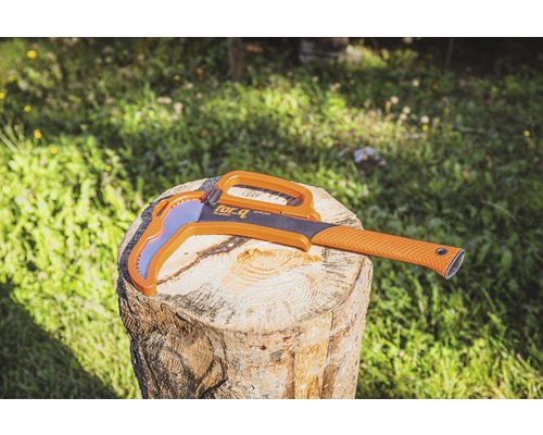 Fendeur de bûches sur une souche d''arbre à l''extérieur