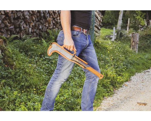 Ein Mann hält eine Axt mit Klingenschutz in der Hand.