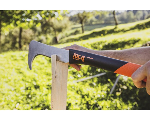 Astarbeitsbeil zum Entasten von Ästen und Stämmen im Einsatz.