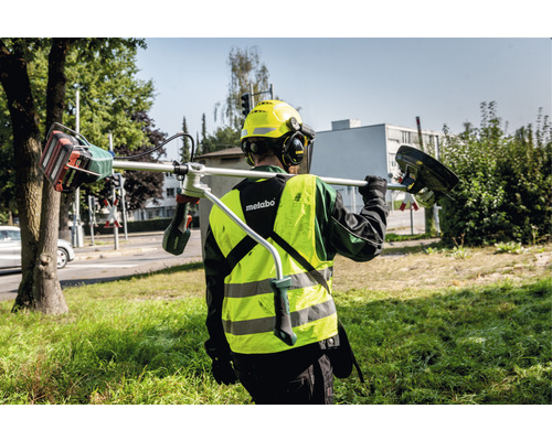 Personne avec coupe-bordures à batterie Metabo à l''extérieur