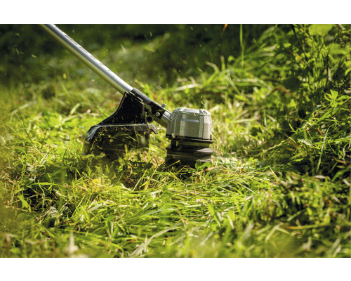 Coupe-bordures en action coupant de l''herbe