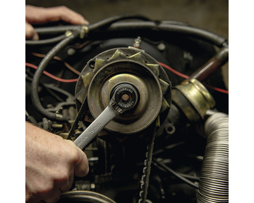 Ein 19 Millimeter Schraubenschlüssel wird an einem Automotor verwendet.
