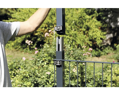 Aufbau eines Gartenzauns mit Zaunpfosten