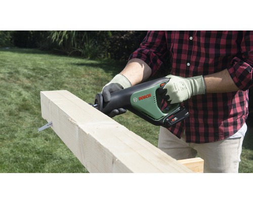 Scie sabre sans fil coupant du bois