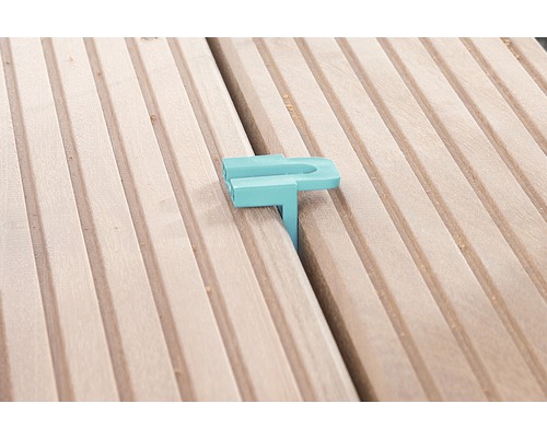 Terrassendiele mit Fugenlehre aus Kunststoff