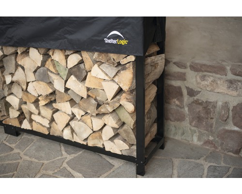 Holzregal mit Brennholz und Abdeckung von ShelterLogic