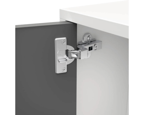 Küchenschranktür mit montiertem Scharnier