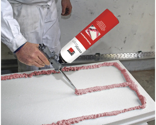 Anwendung von Klebeschaum auf einer Oberfläche mit einer Schaumpistole.