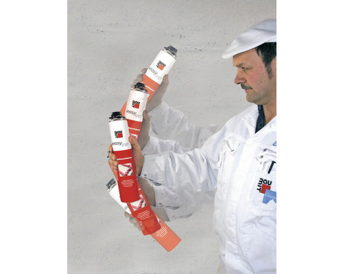 Eine Person hält mehrere Dosen Bauschaum in der Hand.