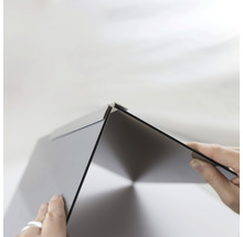 Detailansicht einer Glasplatte mit Aluminiumprofil