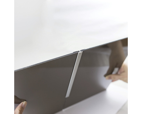 Profilé de raccordement panneau mural douche pour Decodesign noir longueur 210 cm Vue détaillée d''une crédence de cuisine avec profilé de liaison