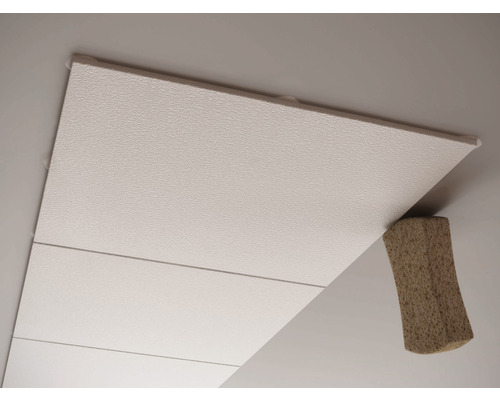 Montage de panneaux de plafond avec support en bois