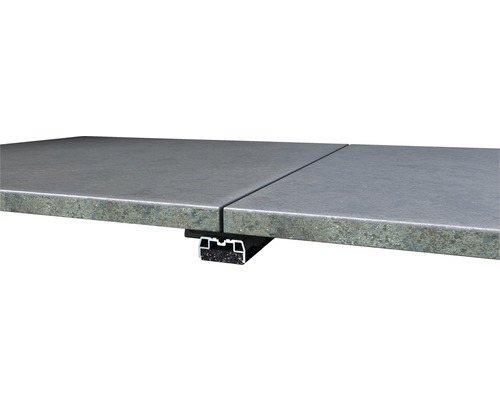 Deux dalles de terrasse avec profilé de raccordement