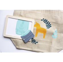 Bedruckte Stofftasche mit Schablone, Rakel und Textilfarbe