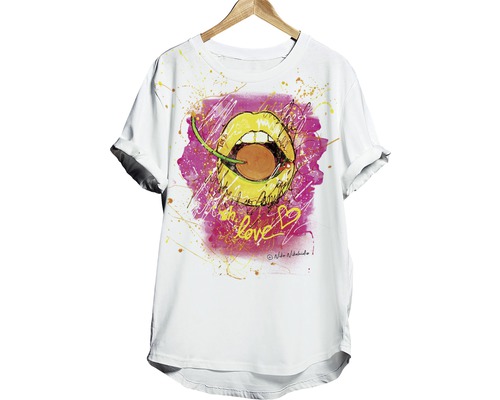 T-Shirt mit Mund- und Kirschdesign auf einem Kleiderbügel