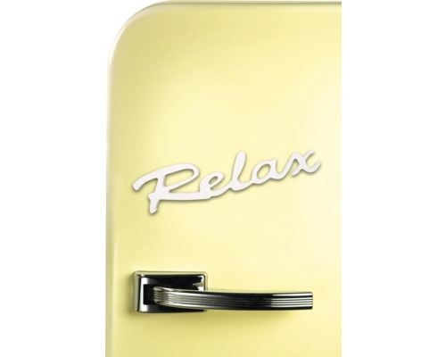 Gros plan d''un réfrigérateur avec poignée et l''inscription Relax