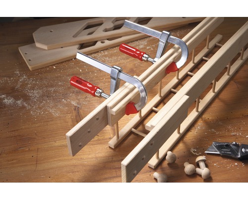 Pièce de bois avec des serre-joints sur un établi