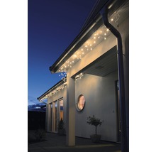 Façade de maison avec guirlandes lumineuses décoratives.