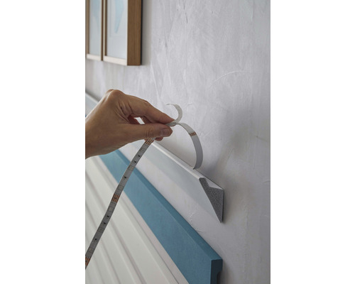 LED Streifen wird an einer Zierleiste befestigt.