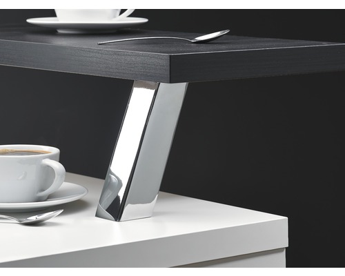 Detailansicht eines Tisches mit Holzplatte und Chrombeinen