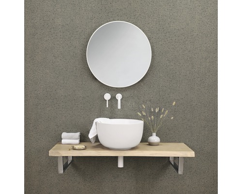 Salle de bains avec miroir rond, lavabo à poser, serviettes et plan de travail en bois