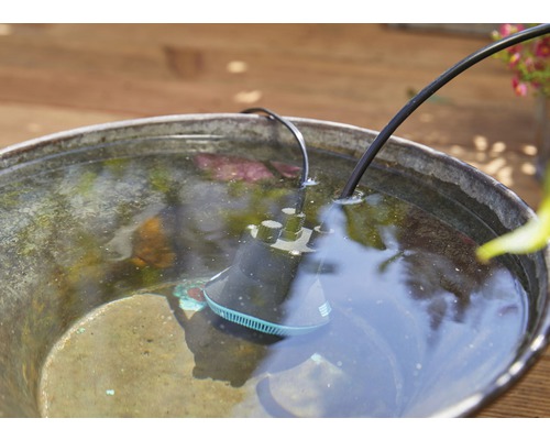 Pompe de bassin de jardin dans un réservoir d''eau pour bassins de jardin