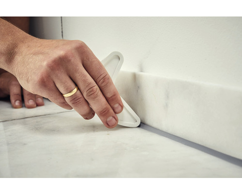 Application de produit d''étanchéité avec un outil à joint.