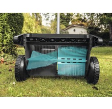 Scarificateur avec bac de ramassage sur pelouse